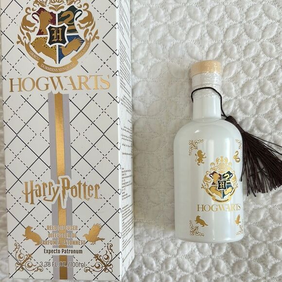 Harry Potter Hogwarts Reed Diffuser with Gold Accents - Picture 1 of 7